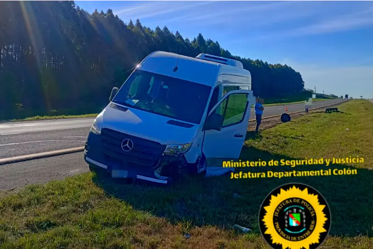 Minibús con estudiantes de Diamante despistó, chocó el guardarraíl y el chofer evitó que volcara