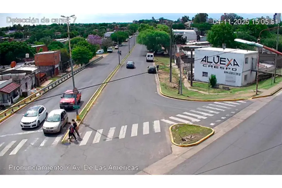 La camioneta Citröen Jumper estacionada en la vereda del domicilio de Wursten. La defensa analizó los videos para desmentir que ese 4 de noviembre la llevaron a la casa de Siebenlist Bustos (fuente Análisis)