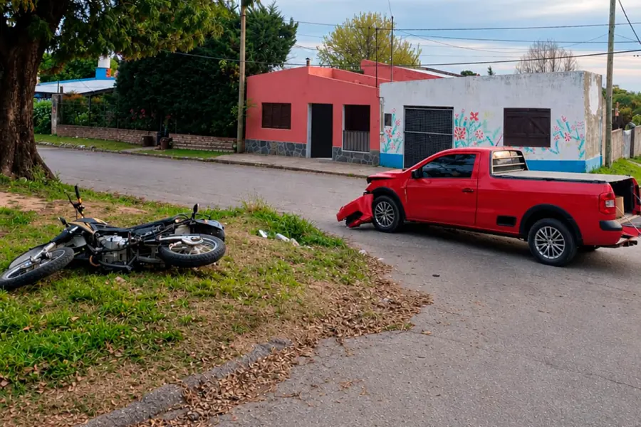 Motociclista sufri&oacute; una grave fractura tras un choque (foto Polic&iacute;a de Entre R&iacute;os)