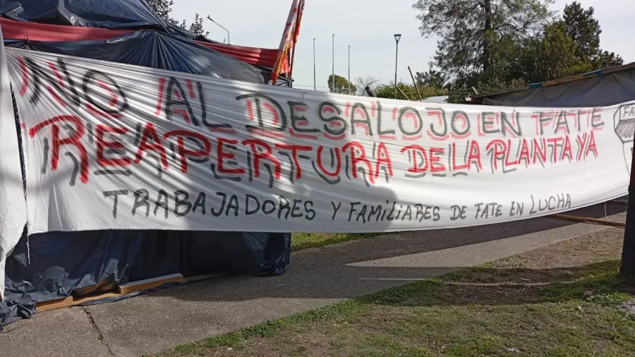 El gremio del neum&aacute;tico mantendr&aacute; la protesta tras la orden de desalojo (foto SUTNA)