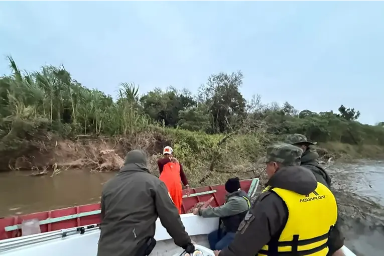 Lo sorprendieron pescando en el río Paraná en medio de la veda, amenazó a los agentes y huyó nadando