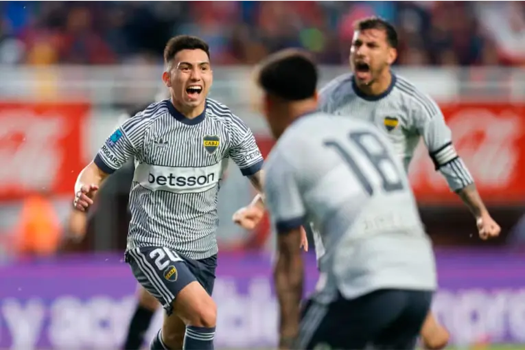 Boca vence 2-0 a San Lorenzo en el clásico: el Ciclón juega con diez