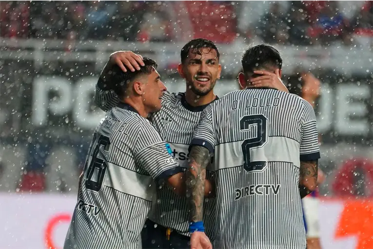 Boca derrotó 2 a 0 a San Lorenzo bajo la lluvia y se quedó con el clásico de visitante