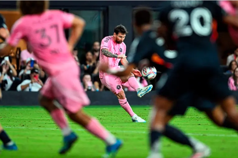 Messi marcó un golazo de tiro libre y quedó a tres de un récord histórico
