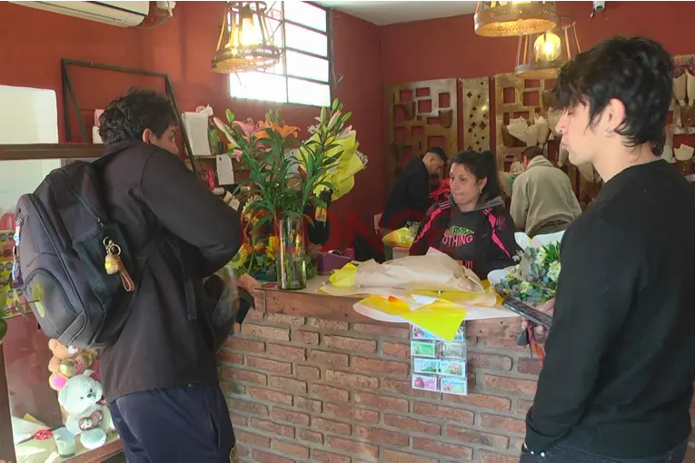 Destacan que los jóvenes impulsaron la demanda de flores amarillas para regalar en primavera