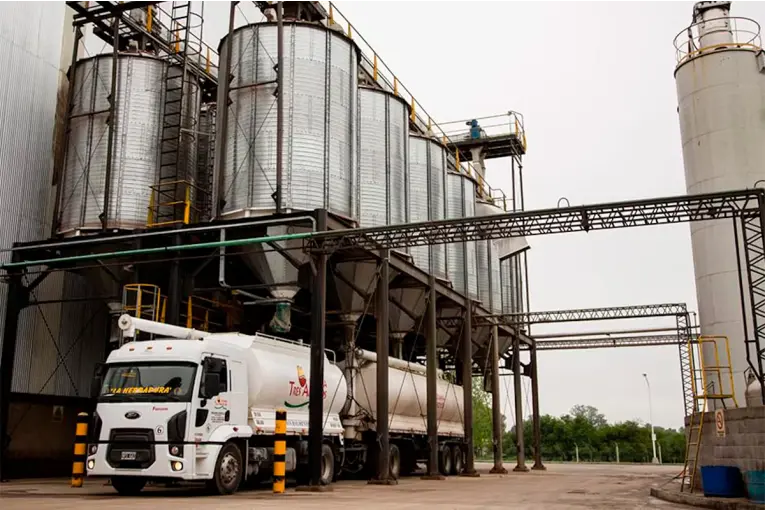 Granja Tres Arroyos ofreció pagar parte de los salarios con pollos a trabajadores de su planta en Pilar