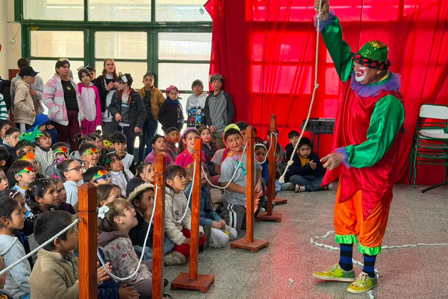 El payaso Tif&oacute;n en la celebraci&oacute;n del D&iacute;a del Estudiante (foto Elonce)
