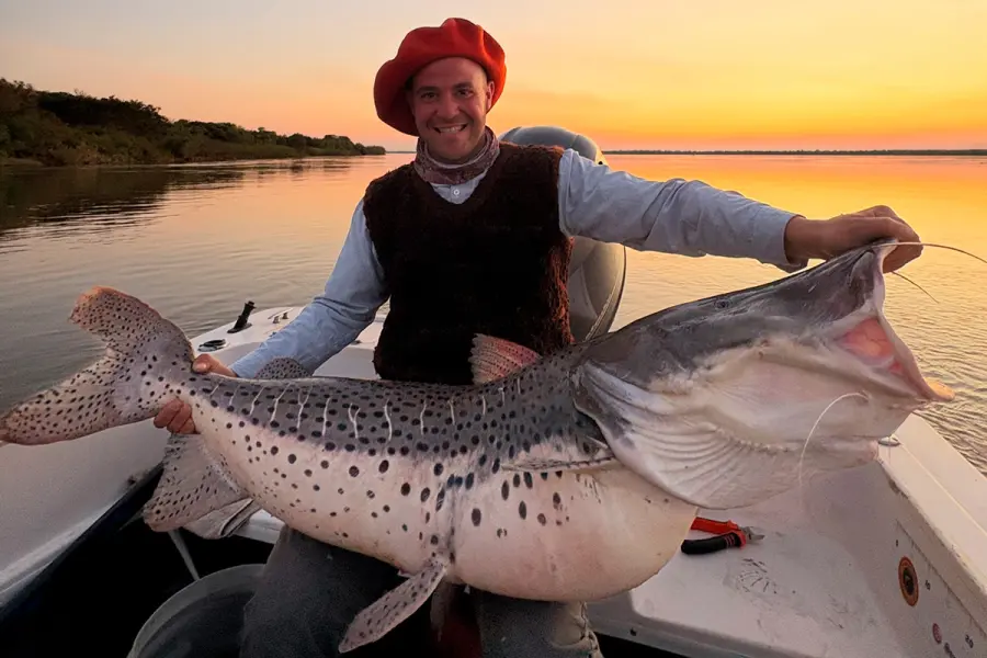 Bryan Petaccio pos&oacute; junto al ejemplar (foto Instagram Excursiones Chano Pesca)
