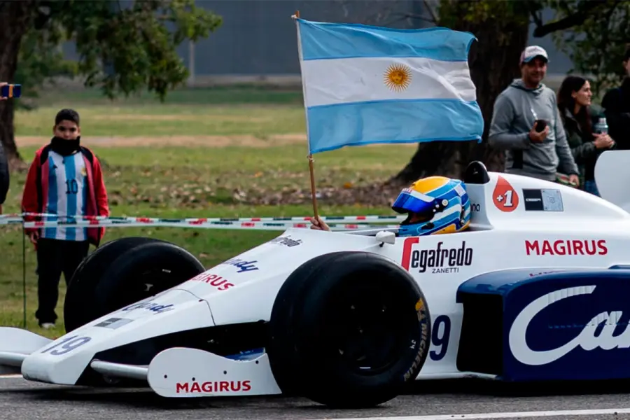 El Toleman-Hart de Senna de F1 que recre&oacute; Tulio Crespi, durante un track day en Olavarr&iacute;a.