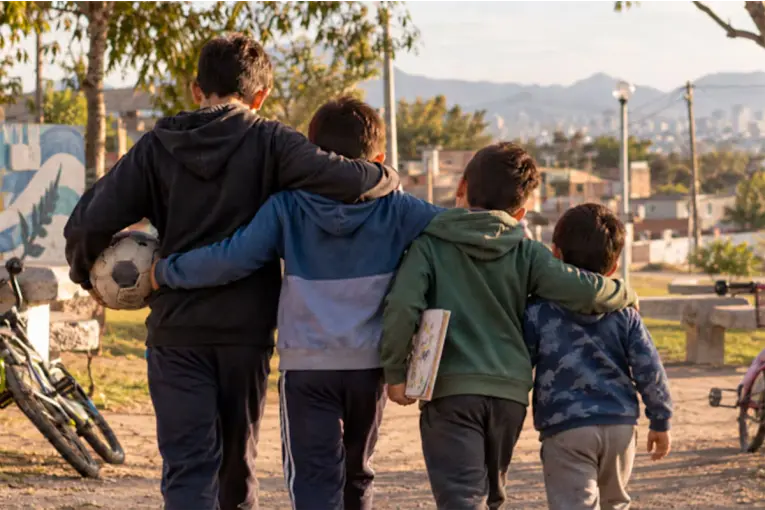 Cuatro hermanitos buscan una familia que los adopte juntos: cómo postularse