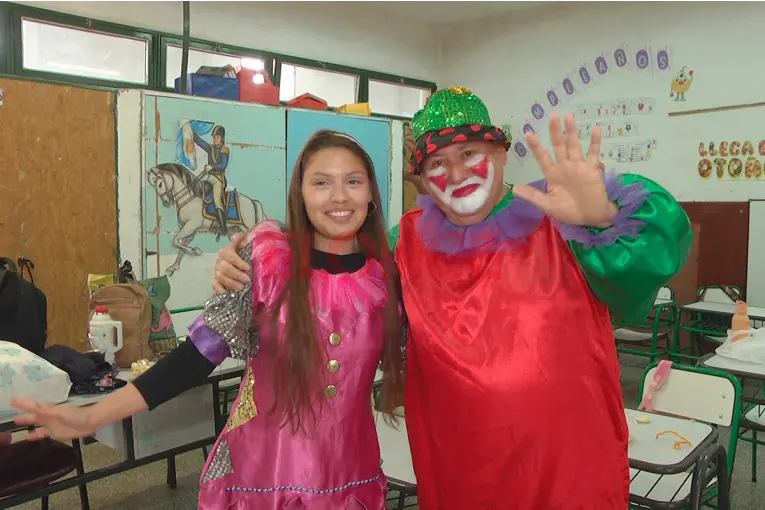 “El doble orgullo” de un payaso: su hija estudia Medicina mientras comparten la magia en los escenarios