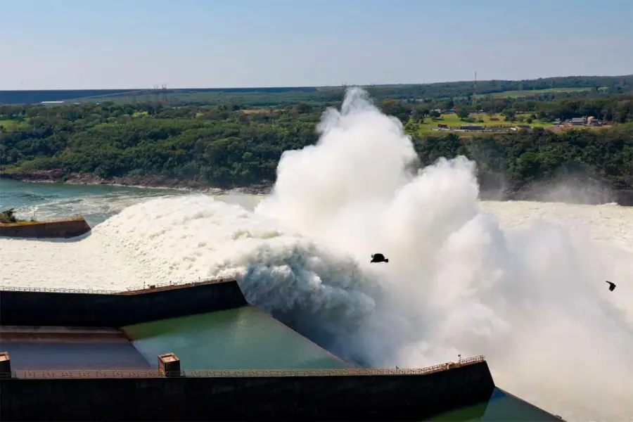 As&iacute; se vio la apertura del vertedero de Itaip&uacute; (archivo Itaipu Binacional - Paraguay)