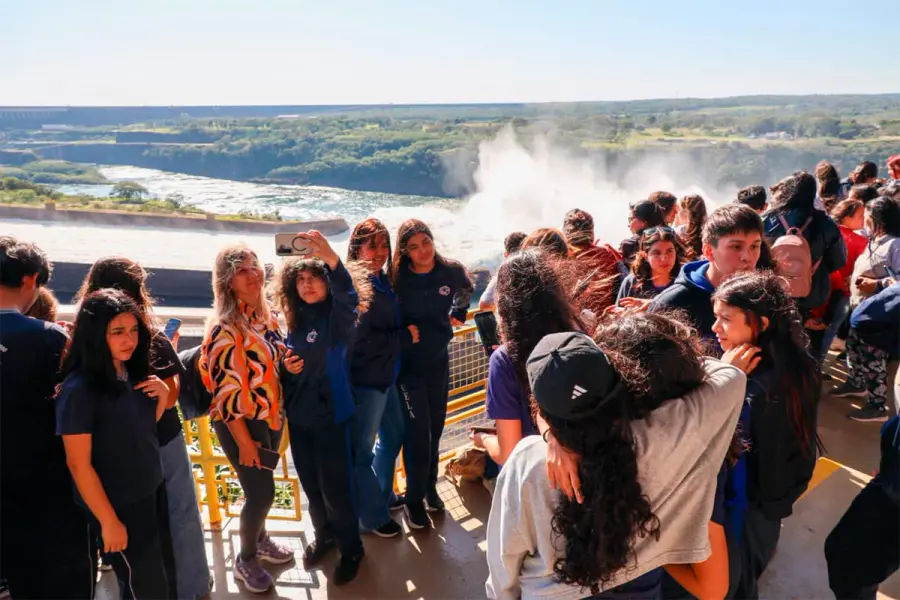 Visitantes en la represa (foto Itaipu Binacional - Paraguay)