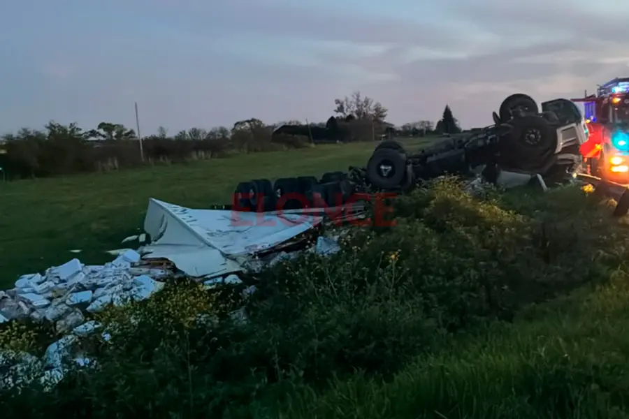 Rescataron a un joven camionero tras un vuelco en la Ruta 14 (foto Elonce)