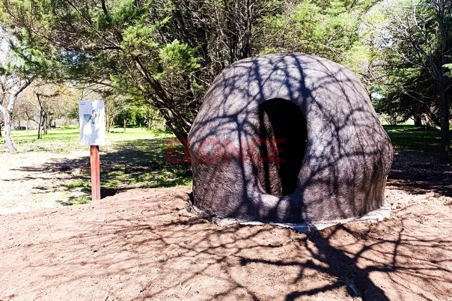 Construyeron una r&eacute;plica de un nido de hornero gigante en el museo de Villa Elisa.-