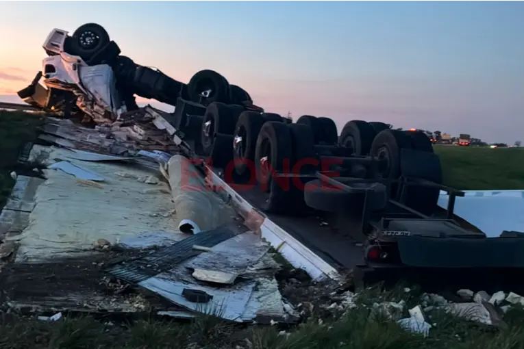 Rescataron a conductor tras vuelco de un camión en el sur entrerriano sobre Ruta 14