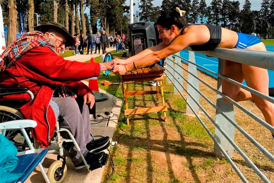 Rodolfo Barizza, su gran entrenador de toda la vida, que tiene 94 a&ntilde;os y est&aacute; en silla de ruedas, acompa&ntilde;&oacute; a Betsab&eacute;.-
