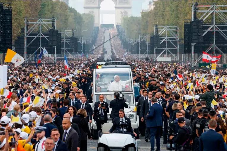 El Papa celebró una misa ante más de 700 mil fieles en París y llamó a transmitir la fe y la esperanza