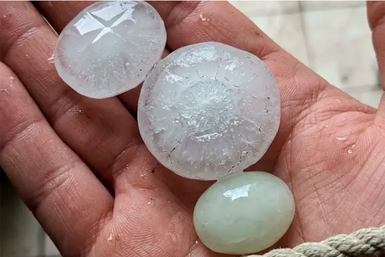 Granizo y fuerte lluvia sorprendieron a Gualeguaychú: las imágenes del temporal