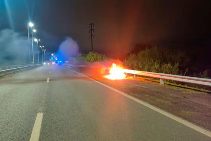 Moto incendiada.