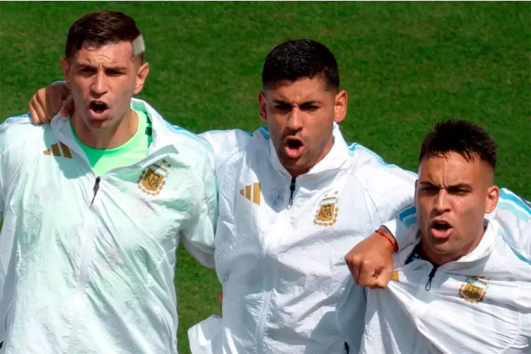 Scaloni definió el nuevo orden de capitanes de la Selección Argentina: quiénes siguen al Cuti Romero