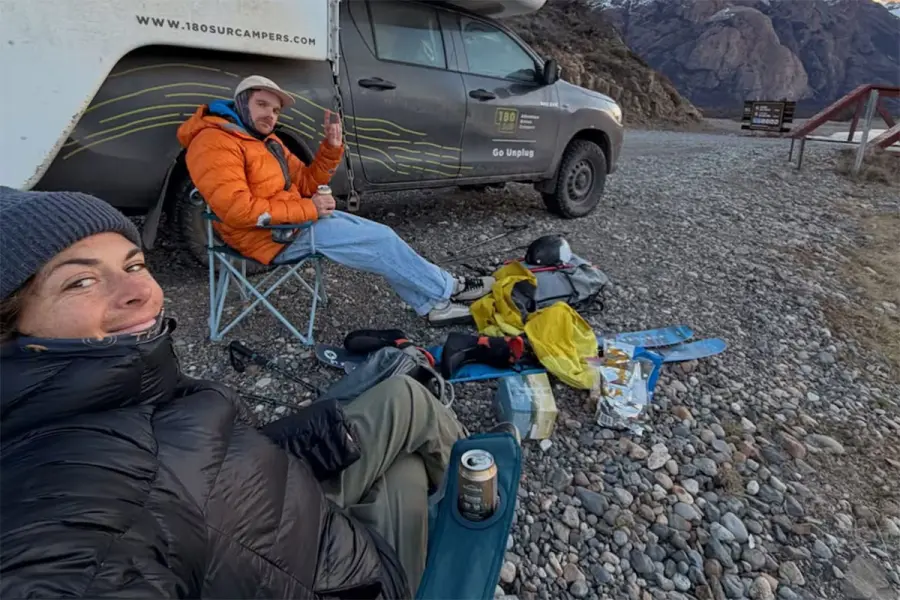 La turista francesa junto a su compa&ntilde;ero de aventuras