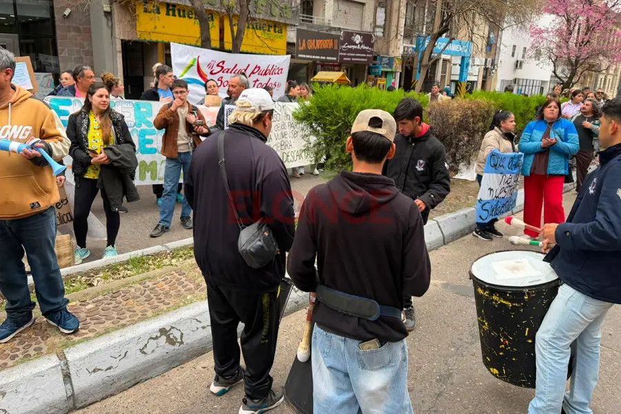 Protesta de enfermeros frente a Salud (foto Elonce)
