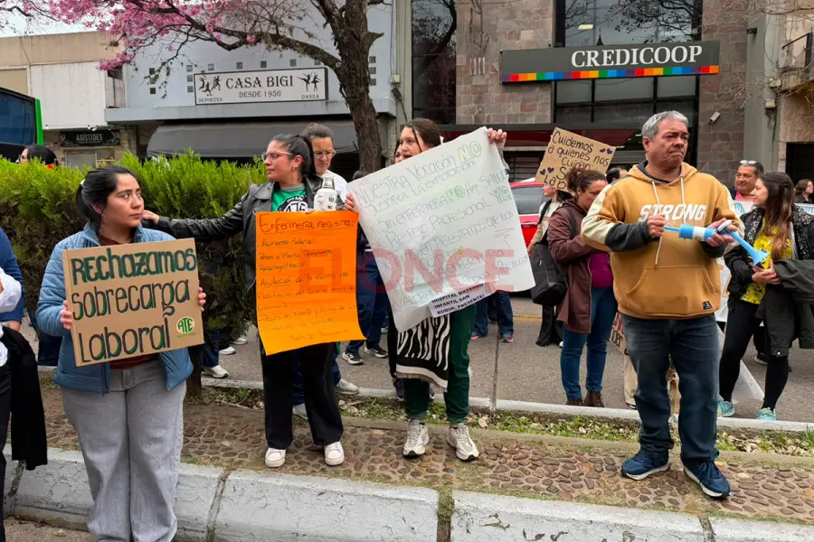 Protesta de enfermeros frente a Salud (foto Elonce)