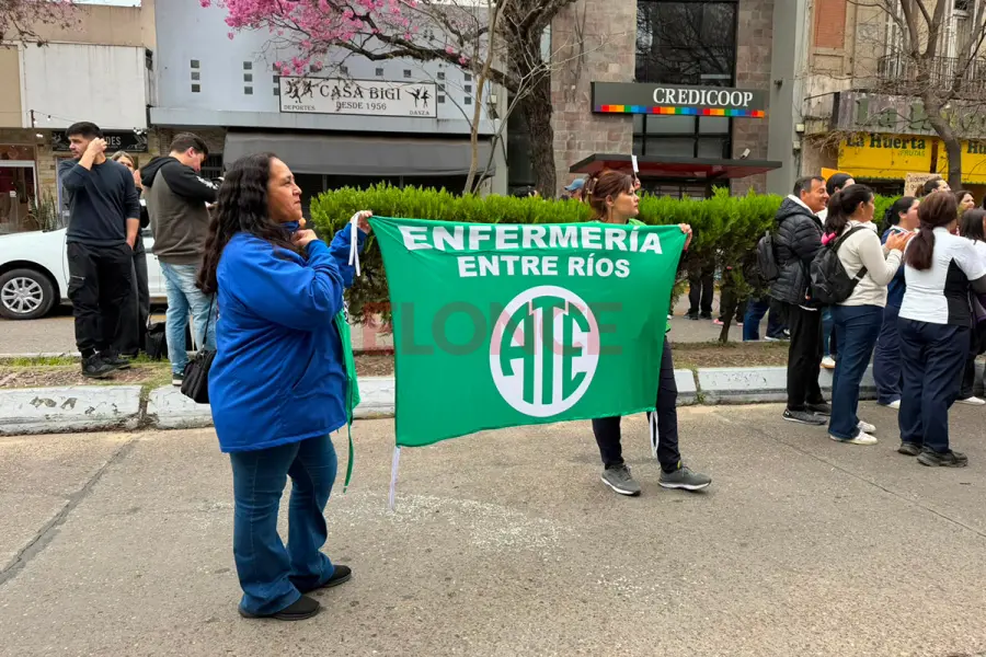 Protesta de enfermeros frente a Salud (foto Elonce)
