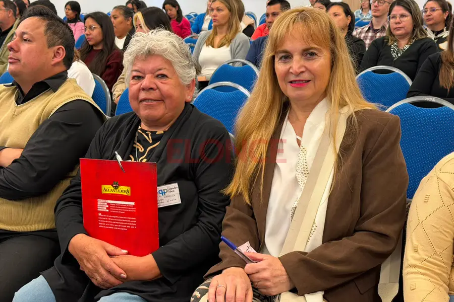 A la derecha, la presidenta de la cooperadora del Palma, contadora Maricel Faccendini (foto Elonce)