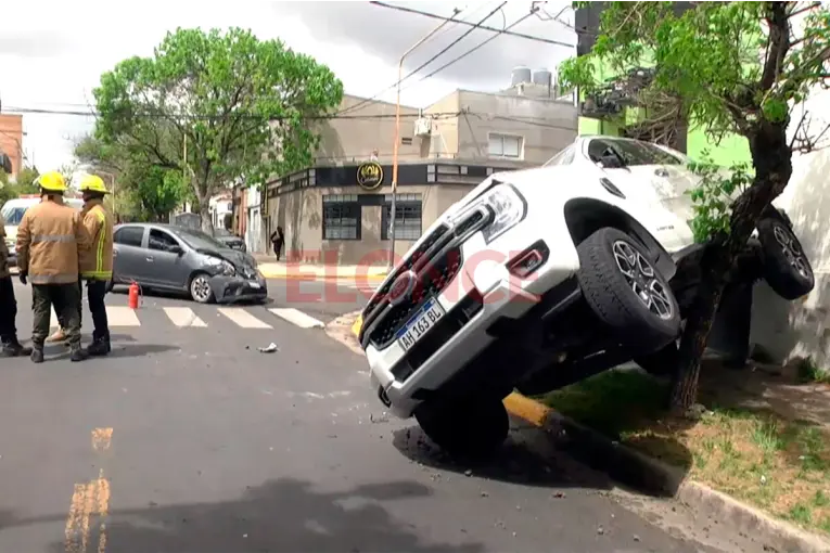Fuerte choque entre una camioneta y un auto en calle Bavio y Concordia: los involucrados sufrieron golpes leves
