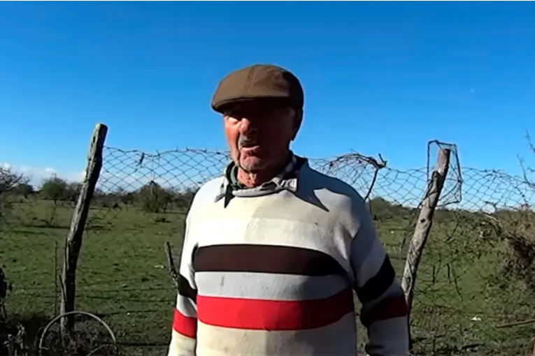 Tiene casi 90 años, vive solo en el campo entrerriano y sigue trabajando: “Me la voy rebuscando”