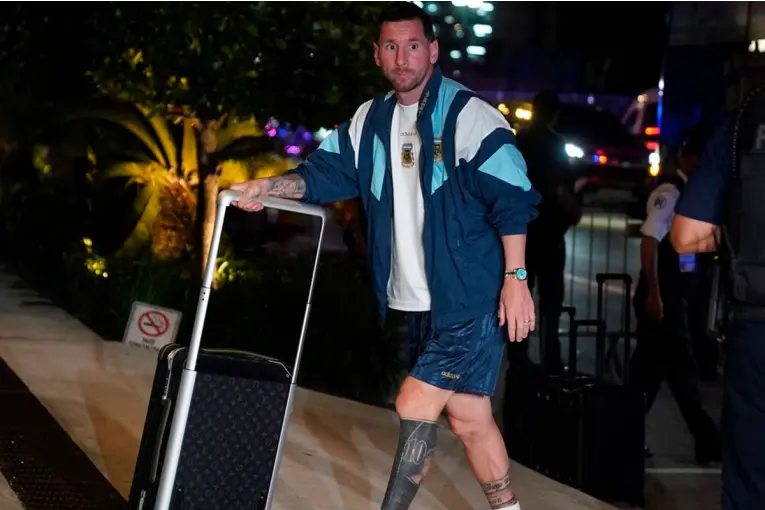A cuatro días de su despedida, Messi aterrizó en Argentina junto a su familia