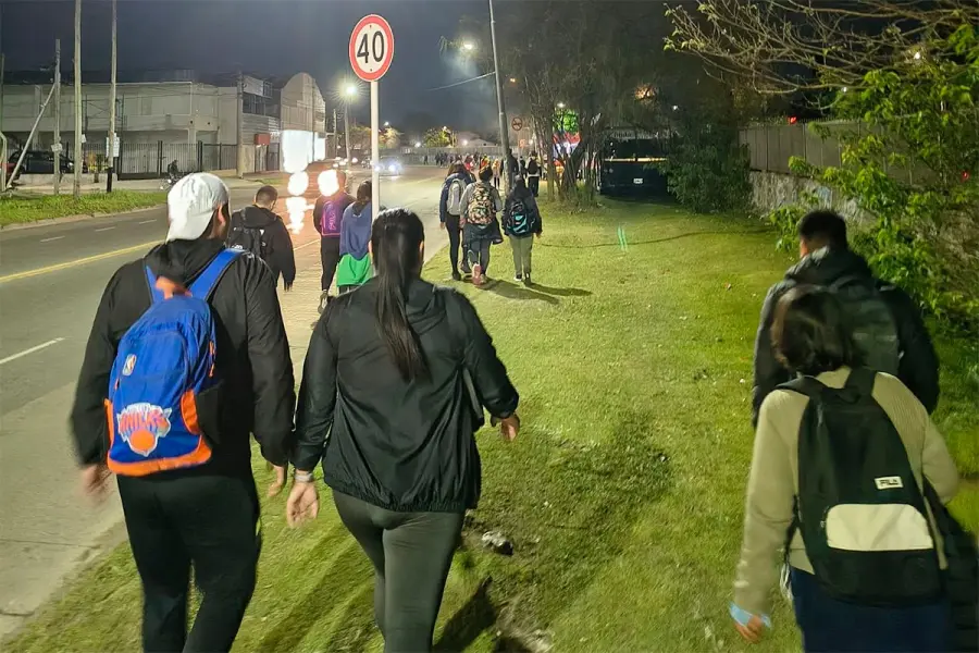 Bajo la tormenta, miles de fieles peregrinan a Luj&aacute;n.-