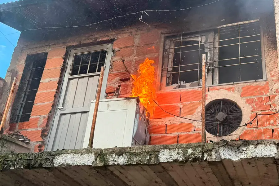 Incendio en calle Duportal, en Paran&aacute; (foto Bomberos Voluntarios)