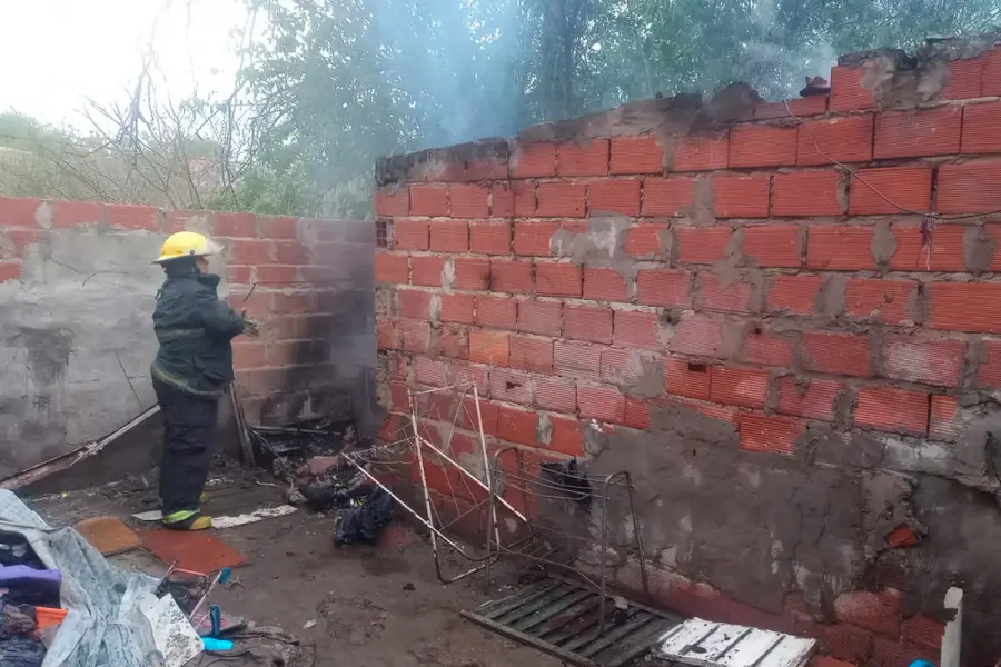 Incendios en vivienda de calle Juan Vives de Paran&aacute; (foto Polic&iacute;a de Entre R&iacute;os)