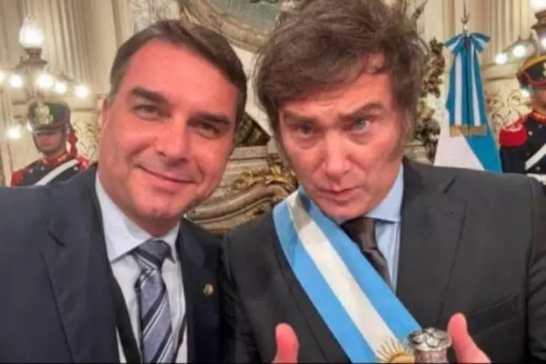 Milei felicitó a Flávio Bolsonaro tras avanzar en el balotaje y anticipó una alianza con Brasil