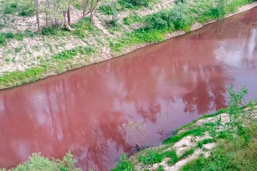 Denuncian coloraci&oacute;n rojiza en arroyos (foto Red Cuenca Las Conchas)