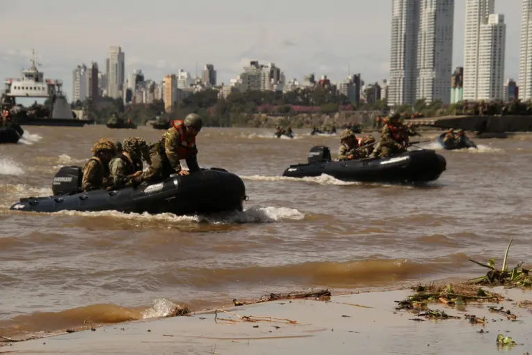 Imágenes: el Ejército desplegó más de 30 unidades para ejercicios militares sobre el río Paraná