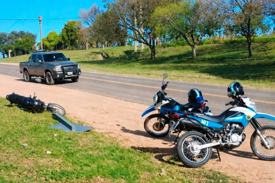 Perdió el control de la moto y chocó contra un cartel en Diamante (foto Policía de Entre Ríos)