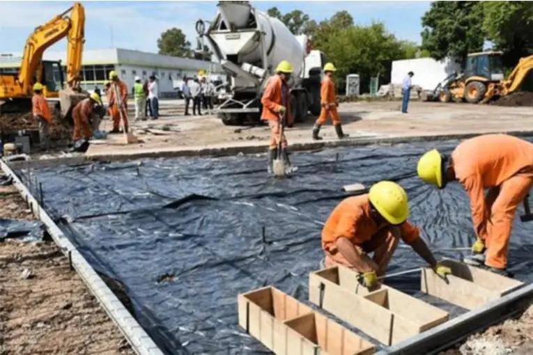 El Gobierno autorizó emitir deuda por $221.119 millones para pagar obras públicas