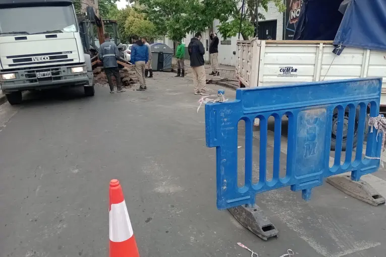Hay corte de tránsito en calle Bavio por trabajos en la red cloacal y socavón en la calzada