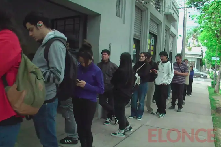 Largas filas de jóvenes en Paraná para buscar trabajo: hay 70 puestos de entrenamiento laboral