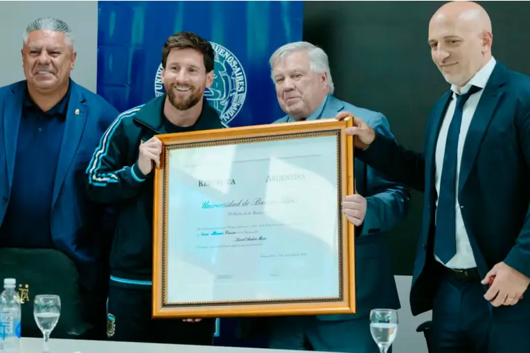 Messi recibió el Doctor Honoris Causa de la UBA antes de su despedida: “Es un orgullo”