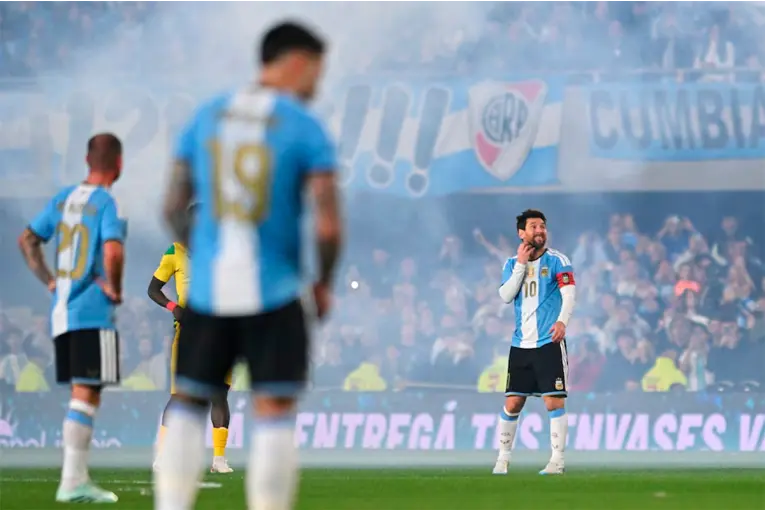 El emotivo homenaje a Messi en el minuto 10: frenaron el partido y los jugadores de Benín fueron a abrazarlo