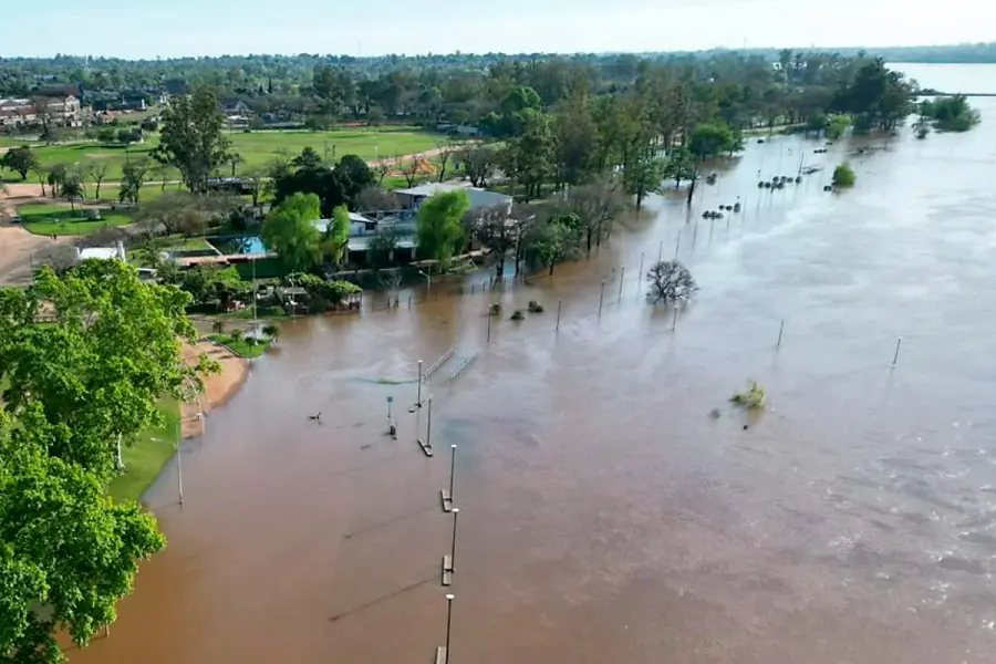 La Colonia de Vacaciones del gremio mercantil comenz&oacute; a sufrir el ingreso de agua del r&iacute;o Uruguay (foto R&iacute;o Uruguay)