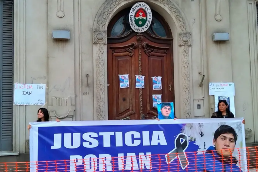 Marcharon en Col&oacute;n para pedir justicia por Ian Sampallo (foto El Entre R&iacute;os)