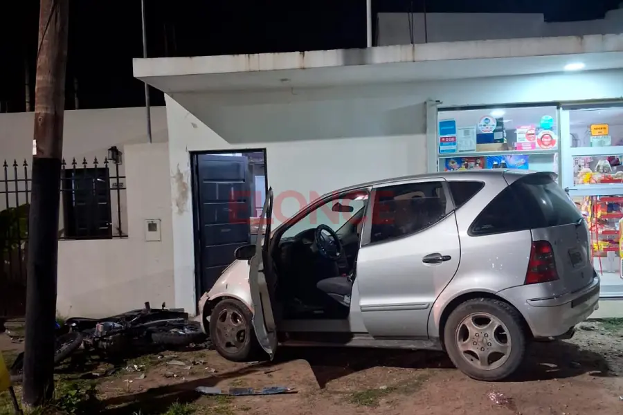 Conductor alcoholizado choc&oacute; frente a un comercio de Paran&aacute; (foto Elonce)
