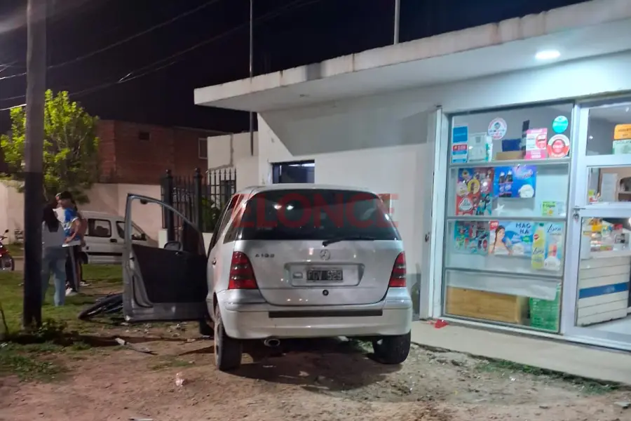 Conductor alcoholizado choc&oacute; frente a un comercio de Paran&aacute; (foto Elonce)