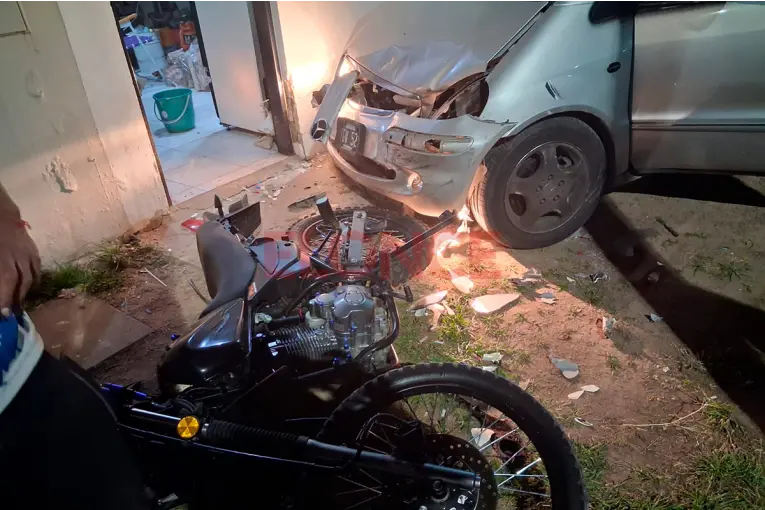Conductor alcoholizado chocó un auto, una moto y destrozó un comercio de Paraná